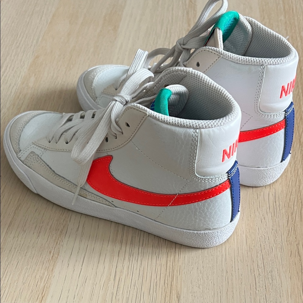 Blazer MID ‘77 Platinum Tint Bright Crimson